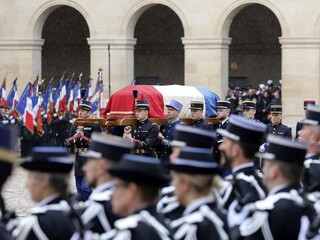 Pamiatku francúzskeho policajta si uctili stovky ľudí aj prezident
