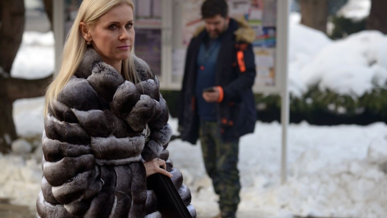 Svedkovia hovoria o uplácaní štátnej tajomníčky, tá to odmieta