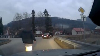 Otec a syn brutálne napadli vodiča, incident zachytila kamera