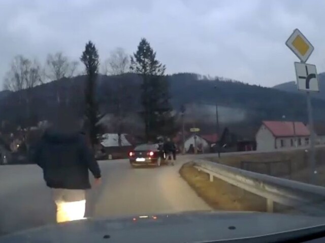 Otec a syn brutálne napadli vodiča, incident zachytila kamera