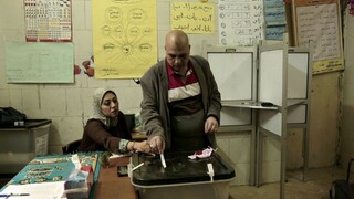V Egypte rátajú hlasy, volebné miestnosti zívali prázdnotou
