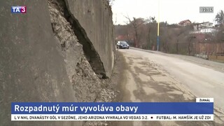 Obyvatelia Prešova roky upozorňujú na poškodený múr pri hlavnej ceste