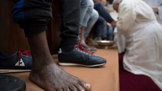 Fotogaléria: Pápež vykonal tradičný obrad, umyl nohy väzňom