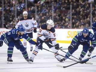 NHL: Jurčo prispel k triumfu Blackhawks, Sekera asistoval McDavidovi