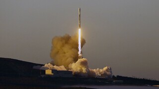 Raketa Falcon 9 vyniesla na orbit desať satelitov