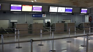 Cestujúci uviazli počas sviatkov na letiskách, zamestnanci štrajkovali