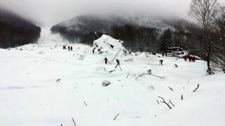 V lyžiarskom stredisku v Rakúsku sa strhla lavína. Štyria ľudia sú zranení, jeden z nich vážne