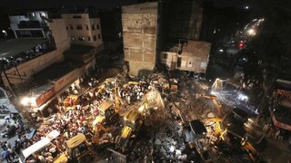 V troskách štvorposchodovej budovy zahynulo najmenej desať ľudí