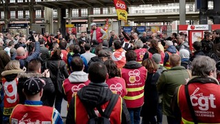 Francúzske železnice vstúpili do štrajku, doprava je paralyzovaná