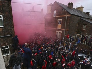 FC Liverpool sa ospravedlnil súperovi za plechovky