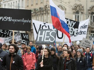 Na protestoch sa zišli desaťtisíce ľudí, pridali sa aj farmári s traktormi