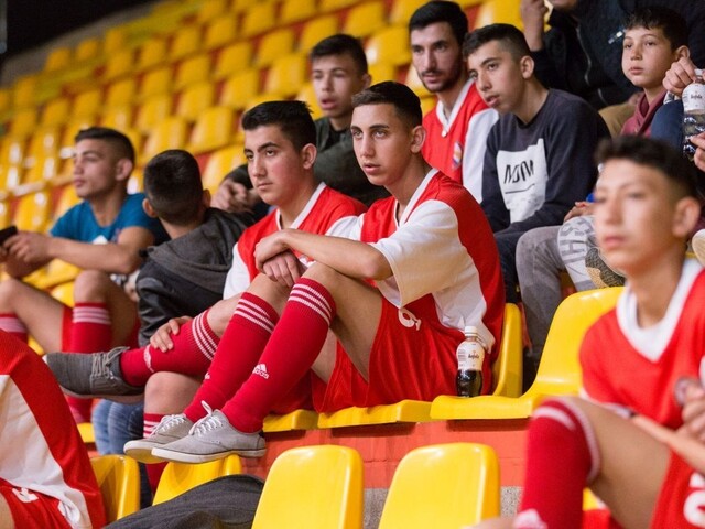 Rómovia si zahrali futbal proti politikom