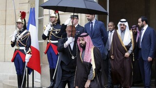 Saudskoarabský princ navštívil Paríž, niektorí Francúzi ho privítali s protestami
