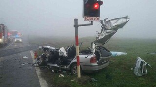 Vlak na priecestí úplne zdemoloval auto, časť posádky zahynula