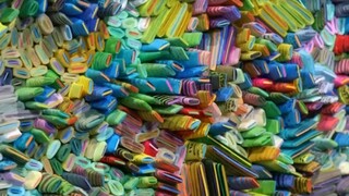 Netypické umenie z farebného papiera / Mladá včelárka búra stereotypy