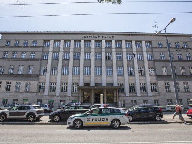 V Bratislave horela časť Justičného paláca. Jeden z väzňov sa pokúsil upáliť