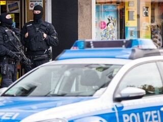 Muž zaútočil na policajtov kameňmi a palicou, zastrelili ho