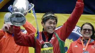 Na 122.maratóne v Bostone štartovalo 30 000 bežcov, triumfoval Kawauči