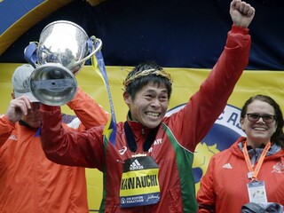 Na 122.maratóne v Bostone štartovalo 30 000 bežcov, triumfoval Kawauči