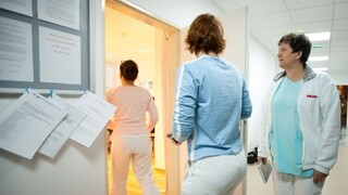 Zdravotné sestry budú v sociálnom balíčku, porastú im platy