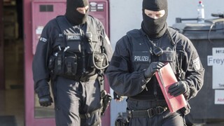 Berlínska polícia skúma údajnú bombu, ktorú niekto hodil ruským novinárom do okna