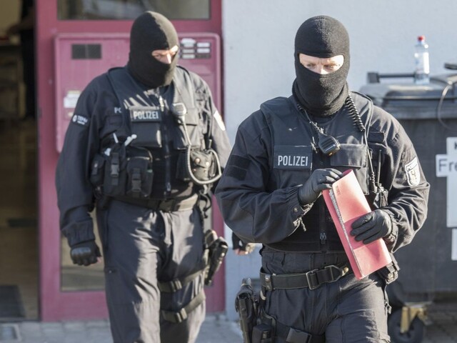 Berlínska polícia skúma údajnú bombu, ktorú niekto hodil ruským novinárom do okna