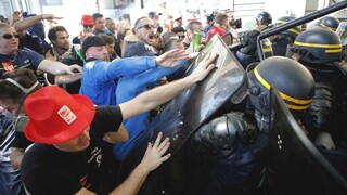 Pokojný protest sa zvrhol, zásah polície si vyžiadal zranených