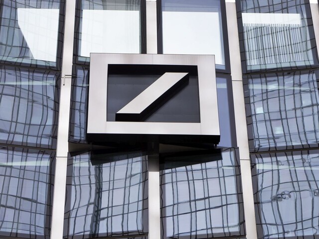 Aj majster tesár sa utne. Banka poslala 28 miliárd eur na zlý účet