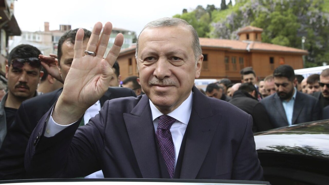 Turci budú voliť počas výnimočného stavu, opozícia má obavy