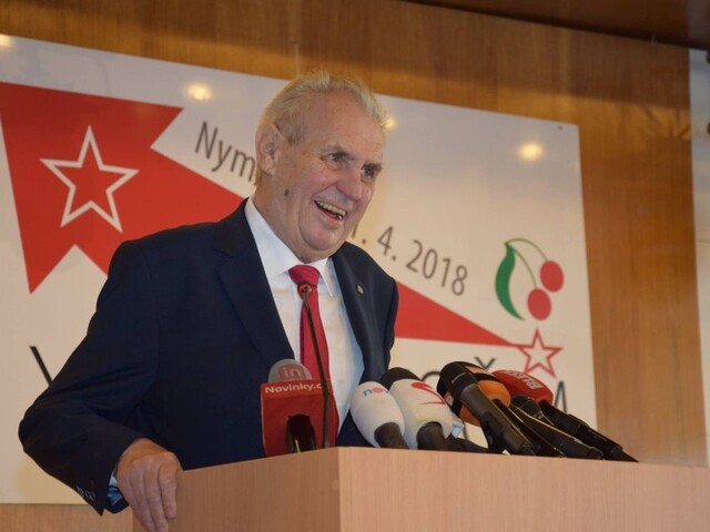 Súdruhovia, pozdravil Zeman. Na zjazde hovoril o vláde i vraždách