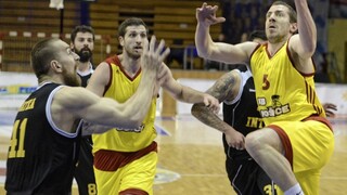 Interistov potiahla tímová hra, séria sa presúva na východ