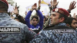 Arménsko sa zmieta v kríze, opozícia organizuje protesty