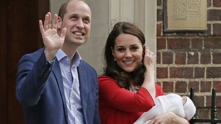 Vojvodkyňa Kate ukázala novonarodeného synčeka