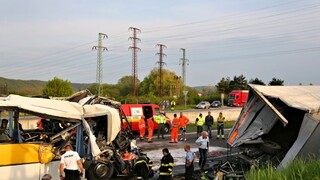 Tragédia na R1: Zrážka autobusu s nákladným autom má obete