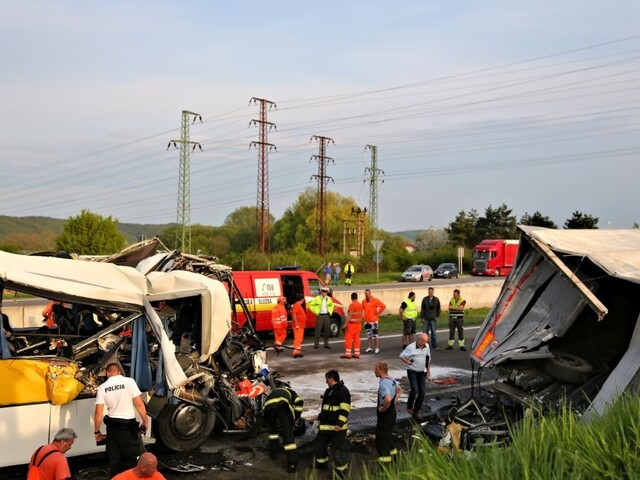 Tragédia na R1: Zrážka autobusu s nákladným autom má obete