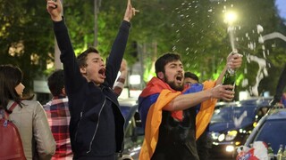 Opozičné protesty položili vládu, budúcnosť určia rokovania