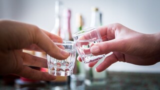 Nový návrh zákona umožní polícii kontrolovať mladistvým alkohol