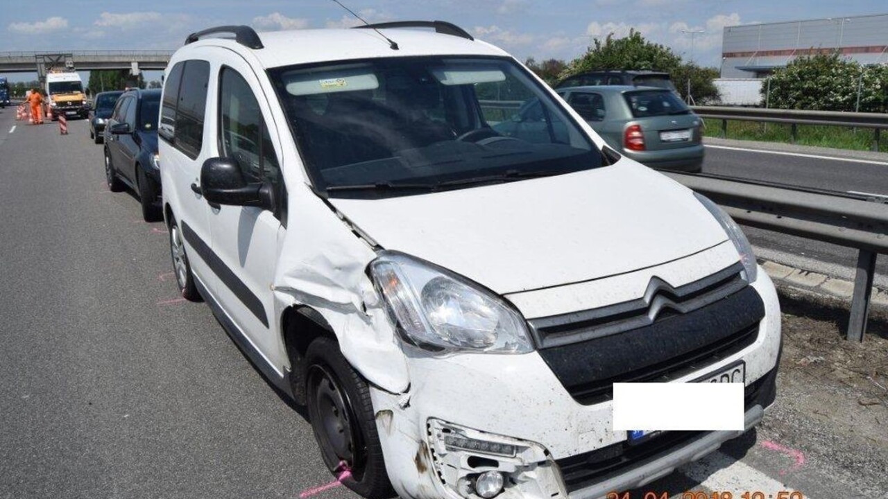 Našli 83-ročného vodiča, ktorý sa po R1 rútil v protismere