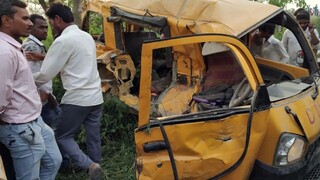 Indický školský autobus sa zrazil s vlakom, zahynulo trinásť detí