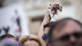 V Bratislave sa zhromaždili tisícky ľudí, žiadali predčasné voľby