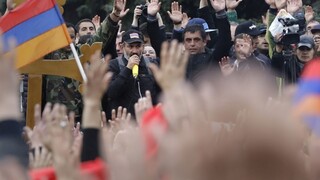 Protesty v Arménsku pokračujú, o vláde sa rozhodne v utorok