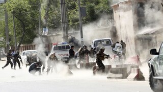V Kábule sa odpálili dvaja útočníci, medzi obeťami sú aj novinári