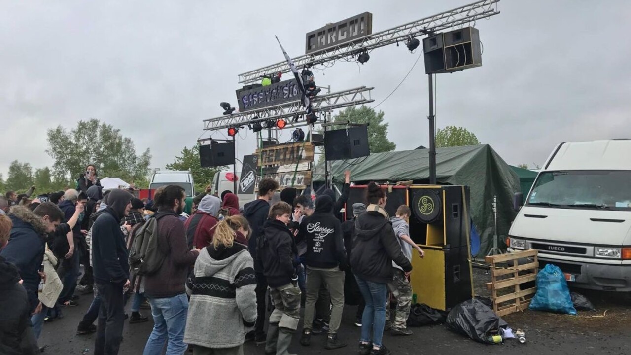 Na bývalej základni NATO bol ilegálny festival, prišlo 20-tisíc ľudí