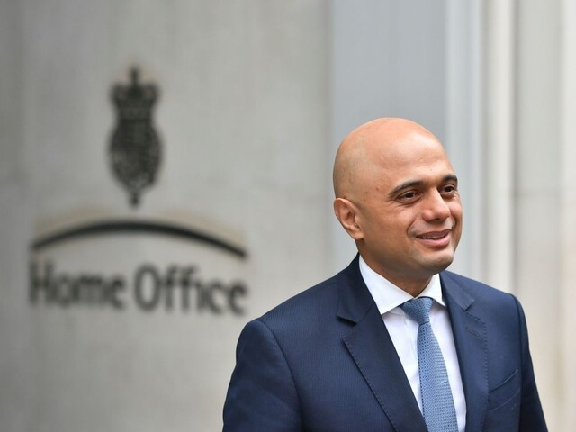 Británia má nového ministra vnútra, má pakistanské korene