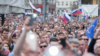 Protesty Za slušné Slovensko pokračujú v predvečer svadby Jána a Martiny