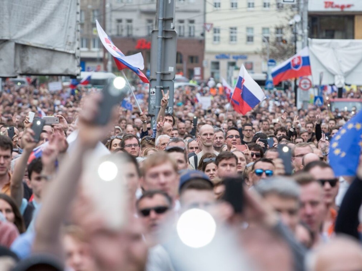 Protesty Za slušné Slovensko pokračujú v predvečer svadby Jána a Martiny