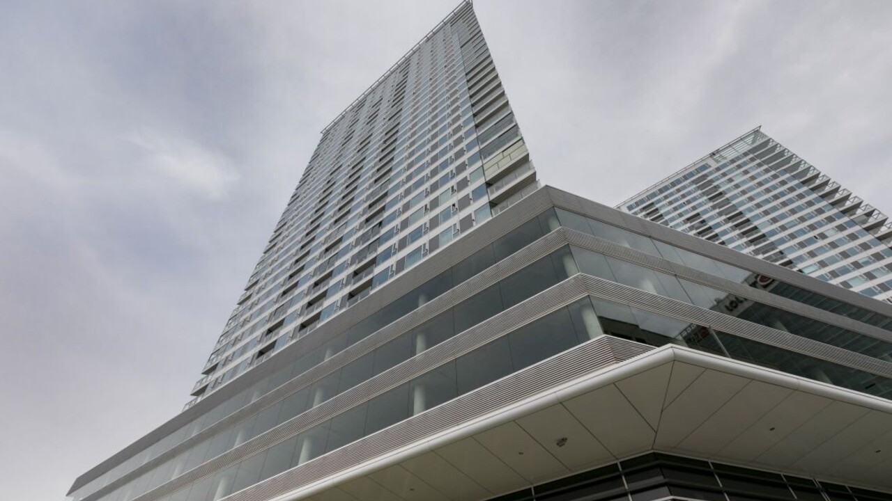 Lukratívny priestor kúpila prilacno, tvrdí Matovič o Sakovej