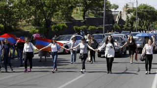 Protesty v Jerevane, Arméni zablokovali cesty aj vládne budovy