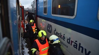 V Česku sa zrazili vlaky, hlásia zranených. Na vine má byť strojvodca