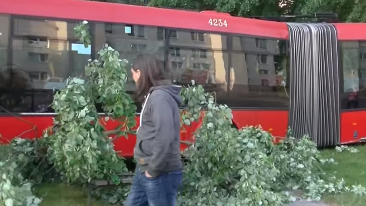 Autobus MHD sa sám rozbehol, narazil do áut, stromov i lavičiek